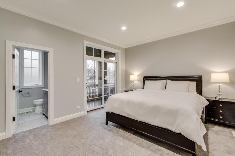 Deluxe King Room image 2