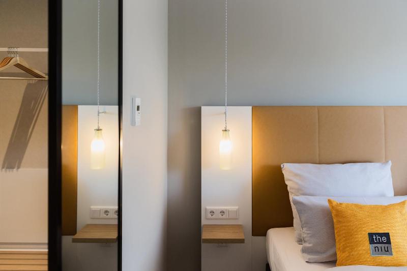 Standard Queen Room image 3