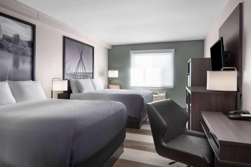 Queen Room with Two Queen Beds - Non-Smoking image 2
