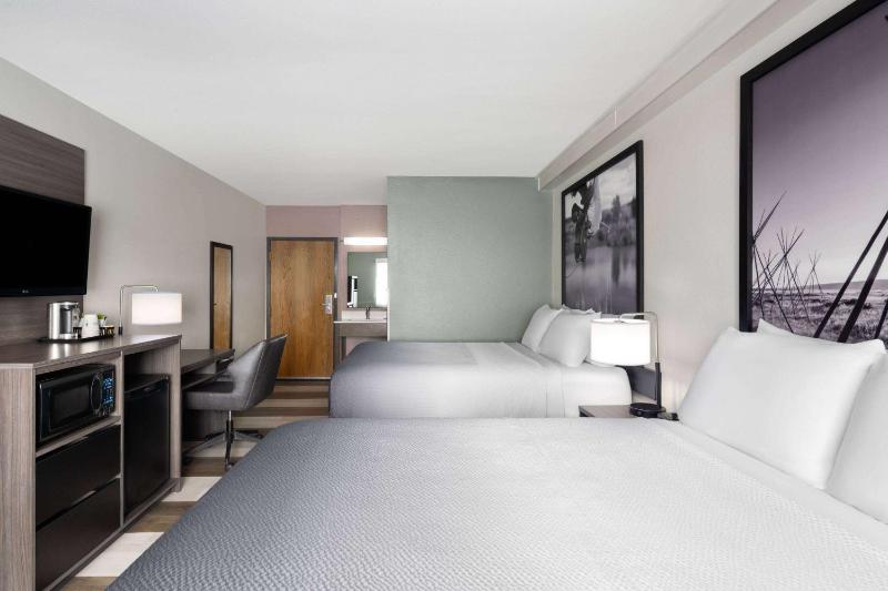 Deluxe Queen Room with Two Queen Beds - Non-Smoking image 2
