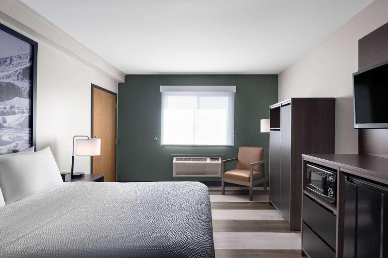 Queen Room with Bath Tub - Mobility Accessible/Non-Smoking image 2