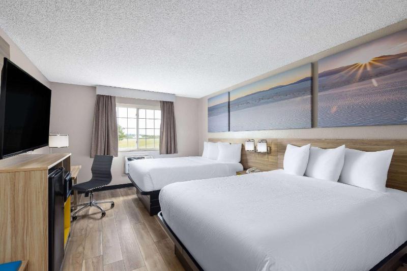Queen Room with Two Queen Beds - First Floor - Non-Smoking image 4