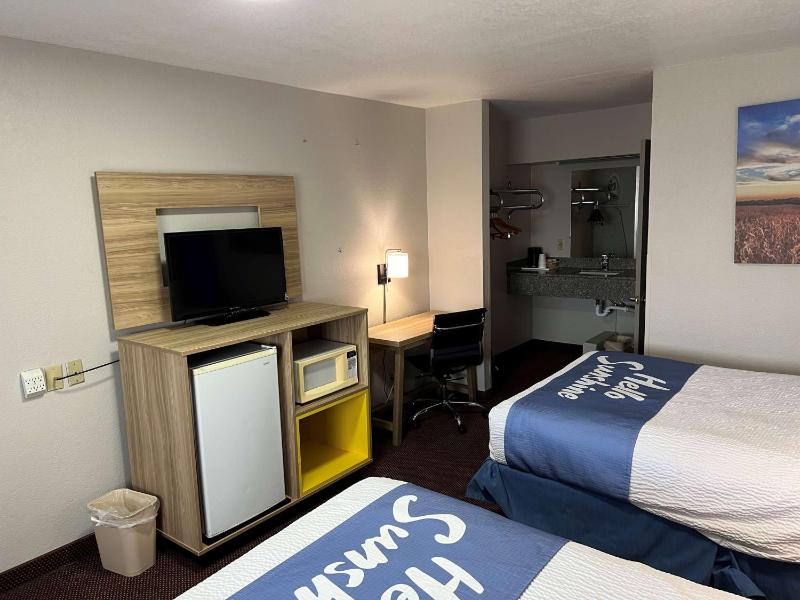 Double Room with Two Double Beds - Non-Smoking image 4