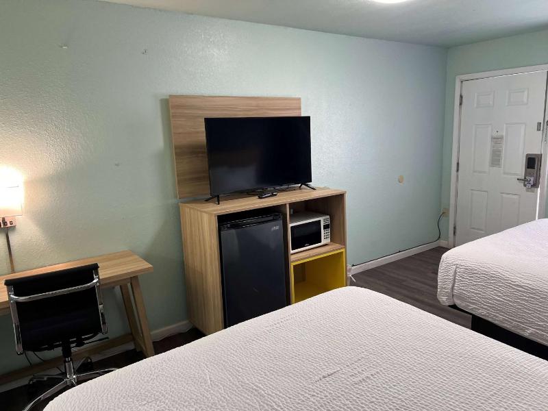 Queen Room with Two Queen Beds - Non-Smoking image 4