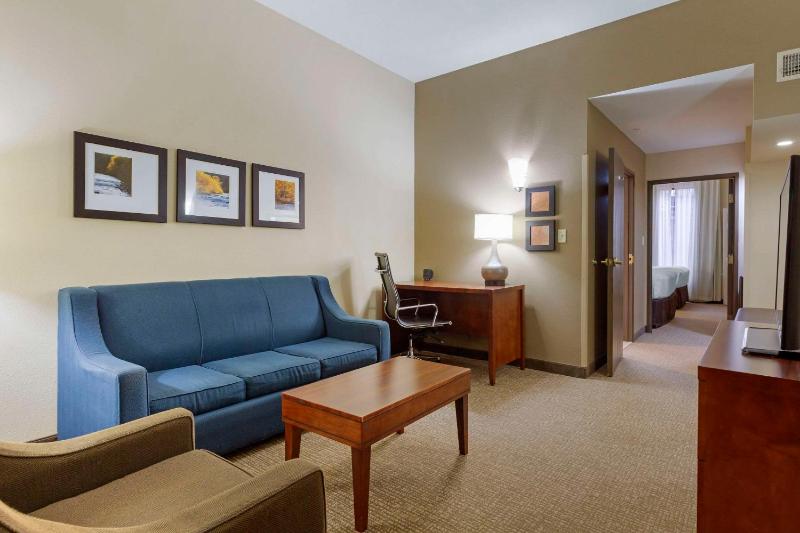 Queen Suite - Non-Smoking image 1