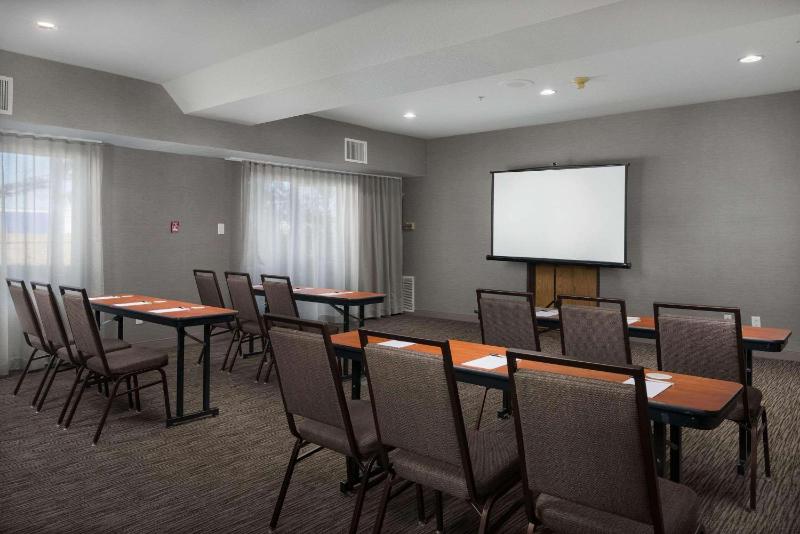 Country Inn & Suites by Radisson Portland International Airport OR - image 42