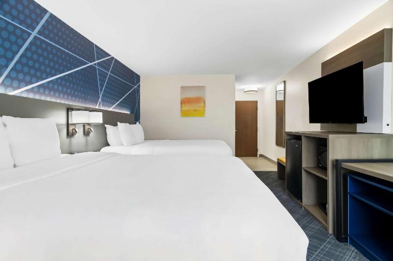 Queen Room with Two Queen Beds - Non-Smoking image 4