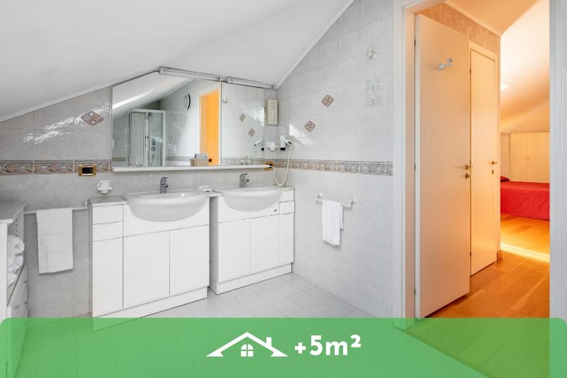 Double or Twin Room image 3