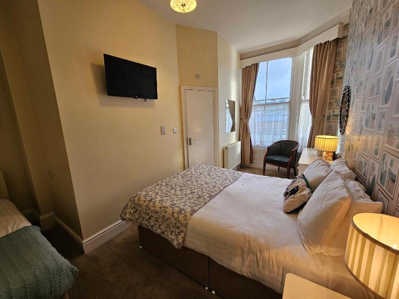 Standard Family Room image 2