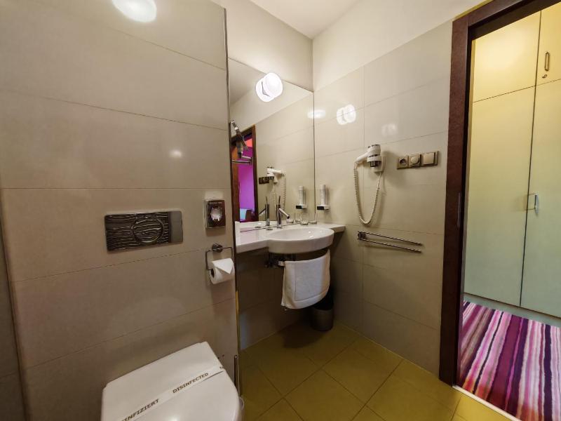 Economy Double Room image 4