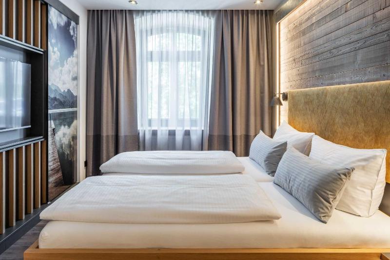 Superior Family Room image 2