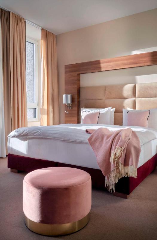 Superior Plus King Room image 3