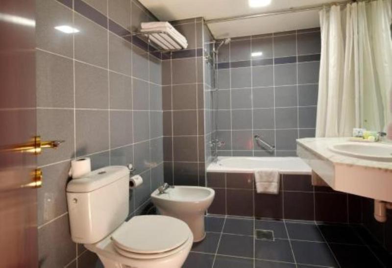 Deluxe Double Room (2 Adults + 1 Child) image 4