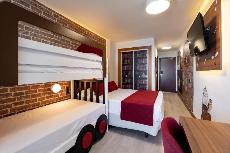 Deluxe Quadruple Room image 3