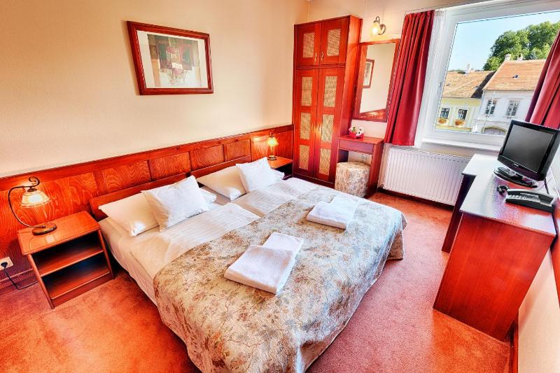 Standard Double or Twin Room image 1