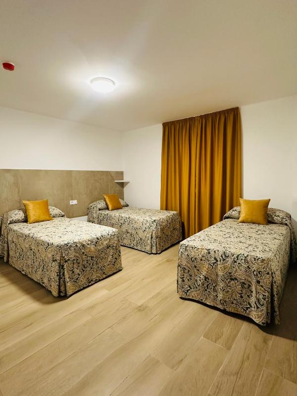 Triple Room with Private Bathroom image 3