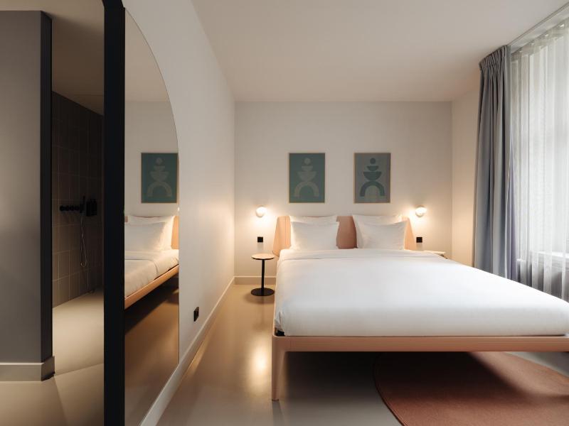 Double Room image 4