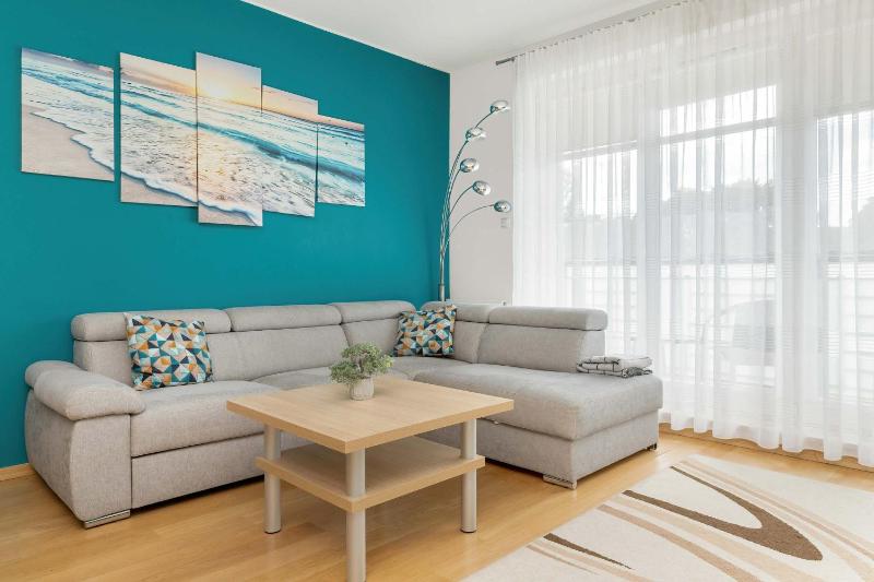 Sunny Apartment with Parking on the Green and Friendly Estate by Noclegi Renters - image 31
