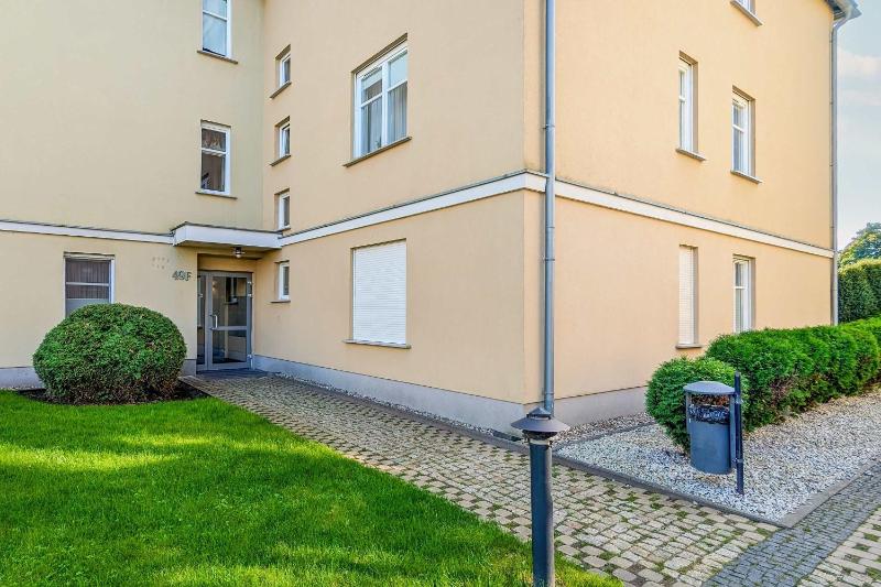 Sunny Apartment with Parking on the Green and Friendly Estate by Noclegi Renters - image 27