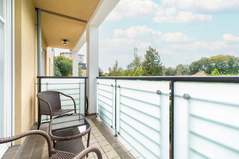 Sunny Apartment with Parking on the Green and Friendly Estate by Noclegi Renters - image 5