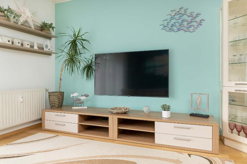 Sunny Apartment with Parking on the Green and Friendly Estate by Noclegi Renters - image 3