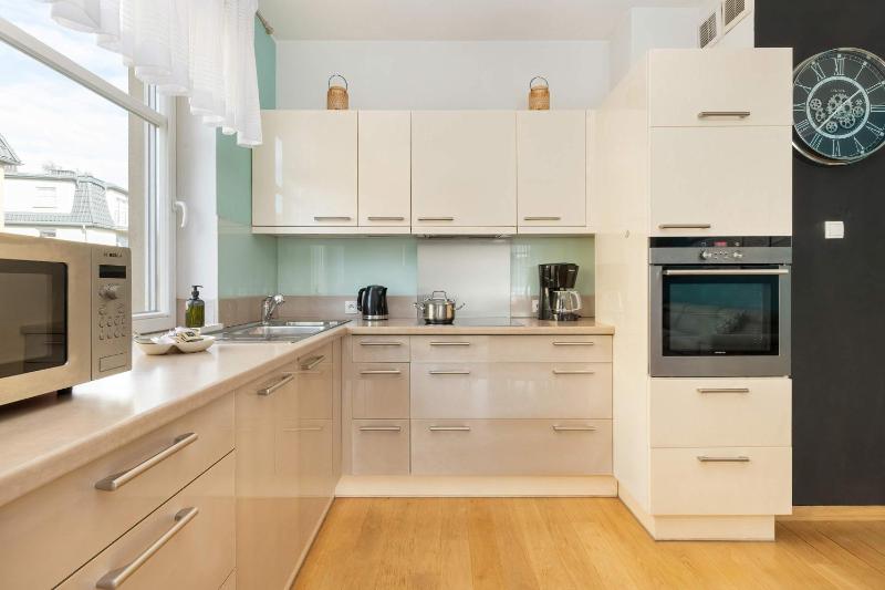 Sunny Apartment with Parking on the Green and Friendly Estate by Noclegi Renters - image 11