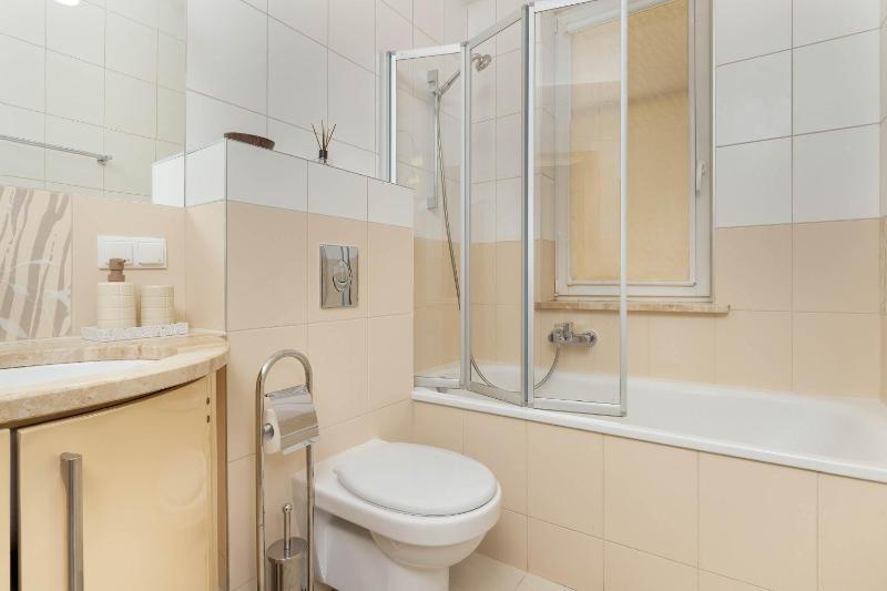 Sunny Apartment with Parking on the Green and Friendly Estate by Noclegi Renters - image 14