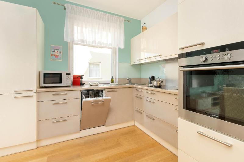Sunny Apartment with Parking on the Green and Friendly Estate by Noclegi Renters - image 32