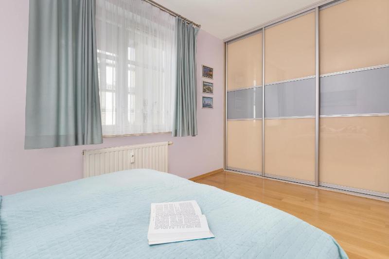 Sunny Apartment with Parking on the Green and Friendly Estate by Noclegi Renters - image 12