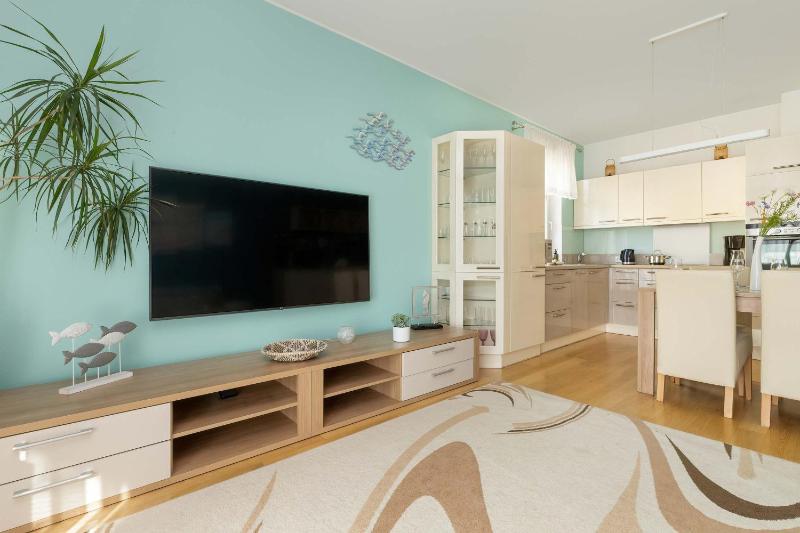 Sunny Apartment with Parking on the Green and Friendly Estate by Noclegi Renters - image 15