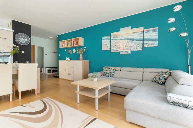 Sunny Apartment with Parking on the Green and Friendly Estate by Noclegi Renters - image 20