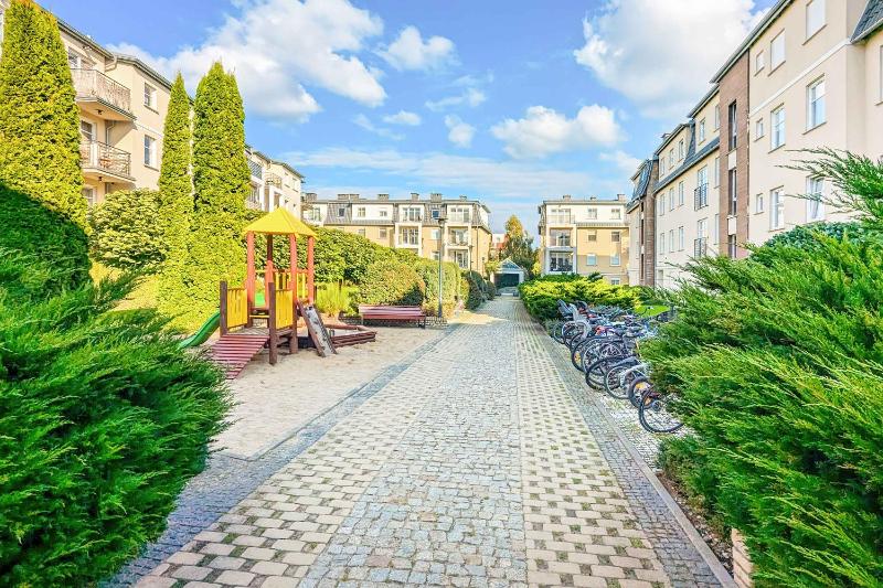 Sunny Apartment with Parking on the Green and Friendly Estate by Noclegi Renters - image 35