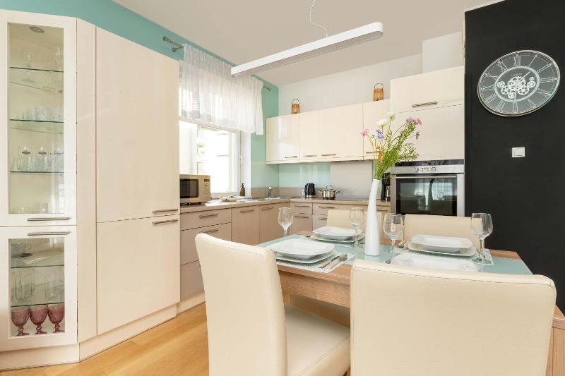 Sunny Apartment with Parking on the Green and Friendly Estate by Noclegi Renters - image 4