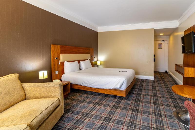 Standard Double Room image 4