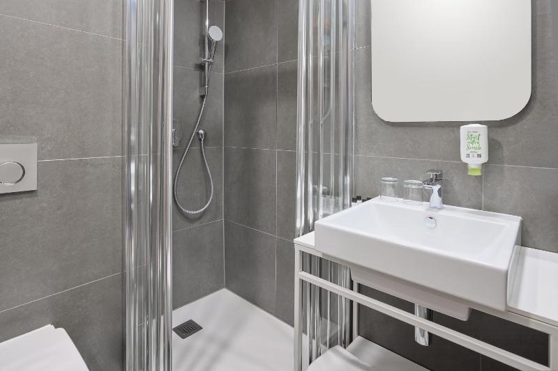 Standard Double Room - Single Use image 4