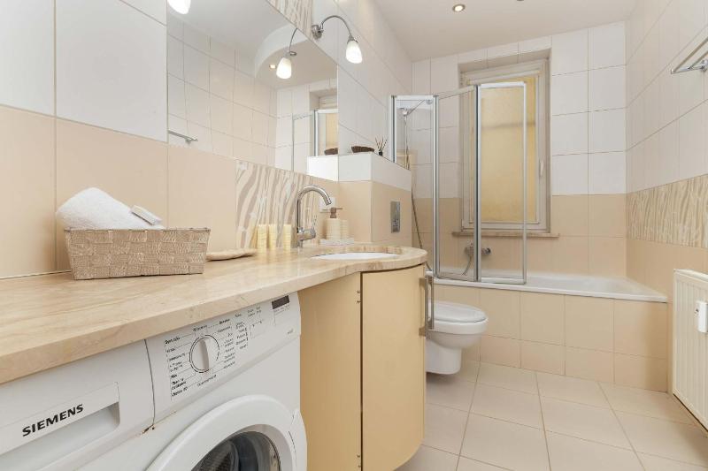 Sunny Apartment with Parking on the Green and Friendly Estate by Noclegi Renters - image 24
