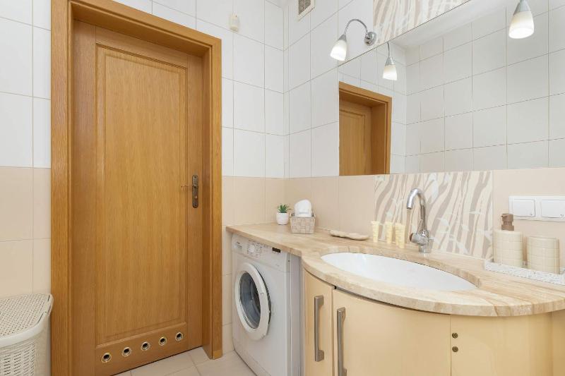 Sunny Apartment with Parking on the Green and Friendly Estate by Noclegi Renters - image 29