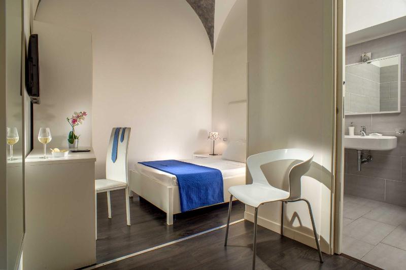 Small Double Room image 3