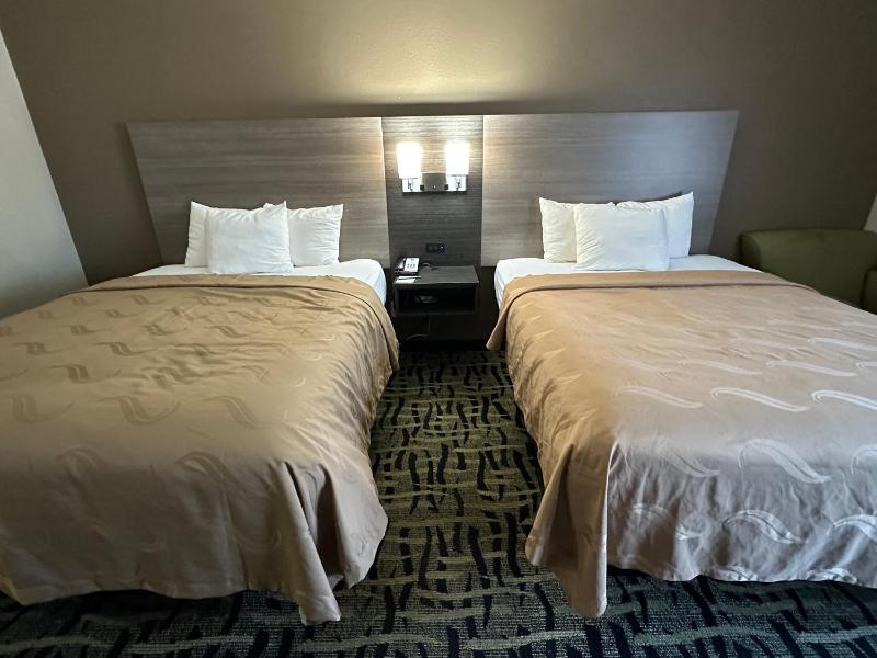 Queen Room with Two Queen Beds - Non-Smoking image 4