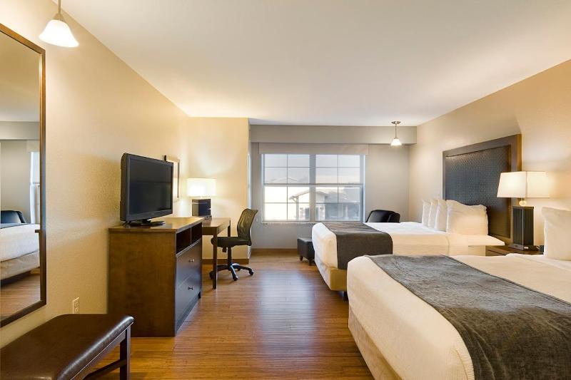 Queen Room with Two Queen Beds - Disability Access image 4