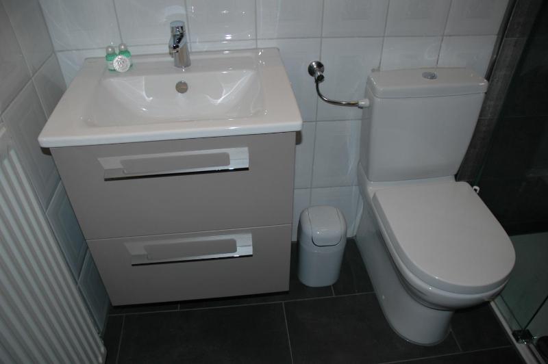 Small Twin Room image 1
