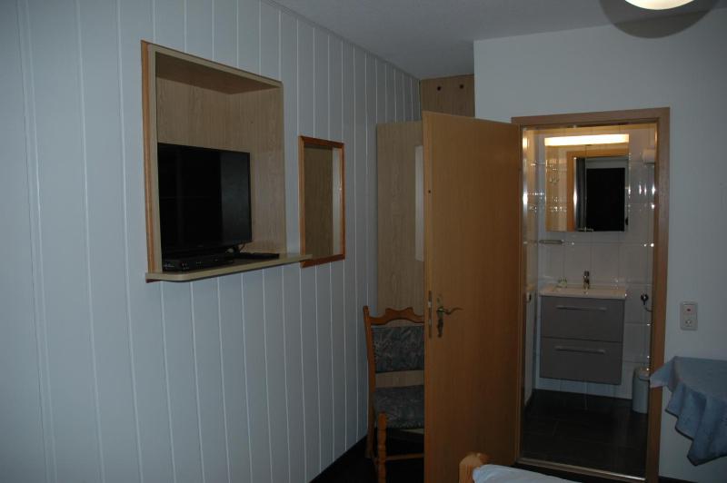 Small Twin Room image 3