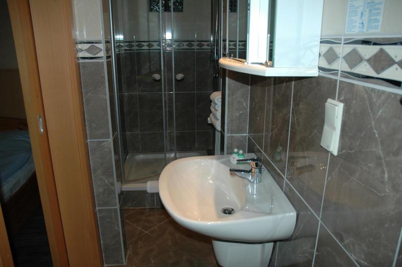 Twin Room image 3