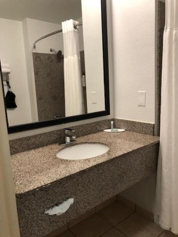 Fairfield Inn & Suites by Marriott Houston Hobby Airport - image 17