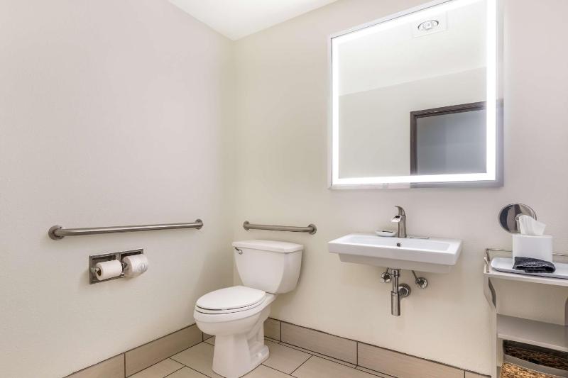 King Room with Bath - Disability Access/Non-Smoking image 2