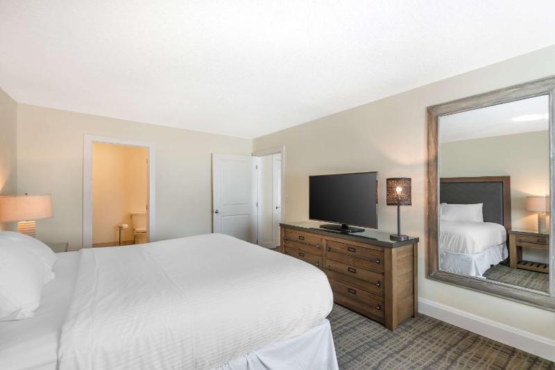 King Suite - Non-Smoking image 3