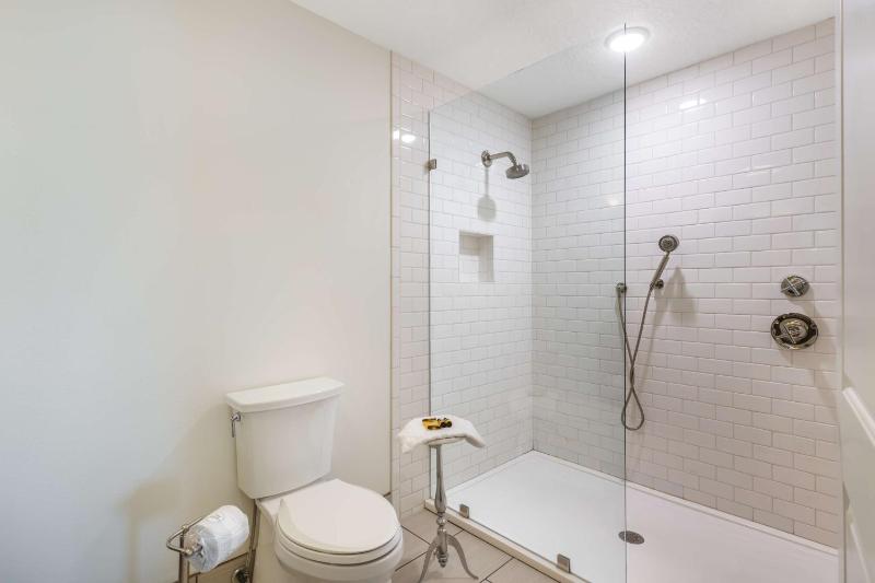 King Suite - Non-Smoking image 2
