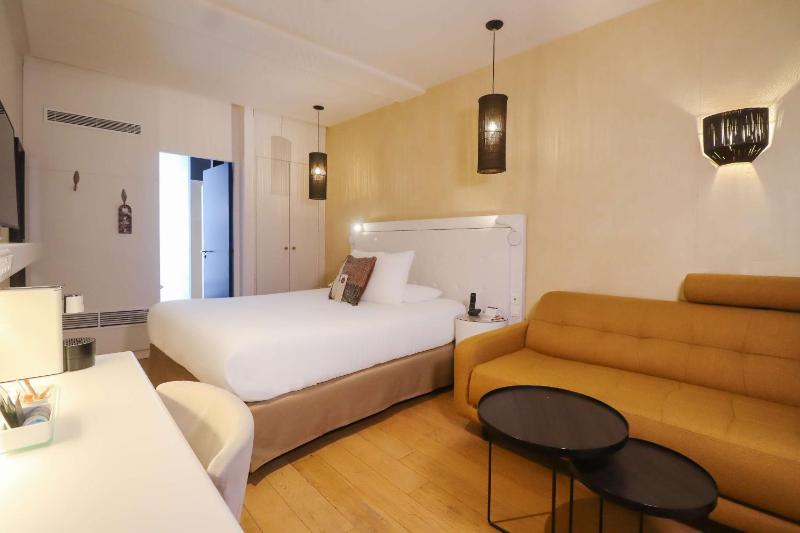 Quadruple Room with King Bed and Sofa Bed - Non-Smoking image 1