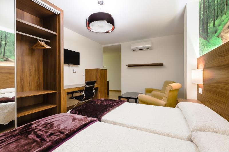 Triple Room with Private Bathroom image 1
