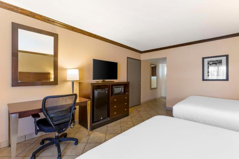 Queen Room with Two Queen Beds - Pet Friendly/Upstairs image 3